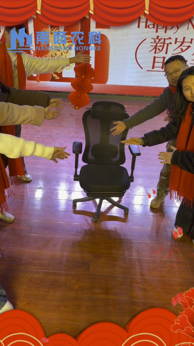 🎇 元旦快乐，温暖相伴 🎇时光匆匆，感恩 2025 年每一份支持与陪伴！从猪场到工厂，南商农科的成长，离不开每一位合作伙伴与家人的信赖！2026 年，我们将继续以贴心服务和硬核设备，陪您一路前行，养殖